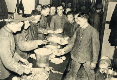 97337 Afbeelding van de voedseluitdeling aan de militairen van het Regiment Genietroepen op de feestdag ter gelegenheid ...